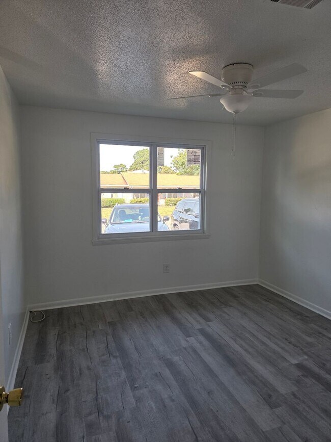 Building Photo - 2 BR j