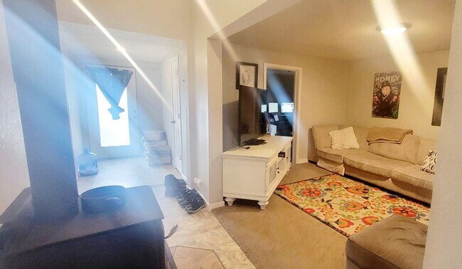 Building Photo - Pre-Lease Avail. 06/01 - Open & Bright, Updated Flooring, W/D Available