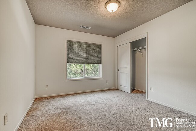 Building Photo - Large 4 Bed 2.5 Bath Home in Lakeshore!