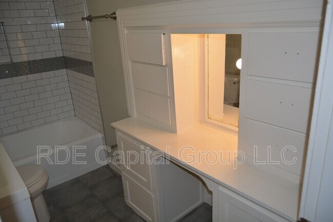 Building Photo - 716 W Cantey St