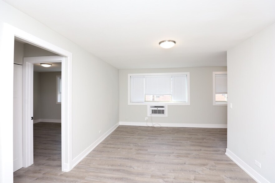 Building Photo - 533 W Surf St