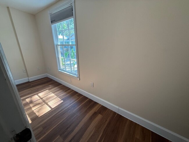 Building Photo - 3/2 Cottage Available! No deposit if qualified!