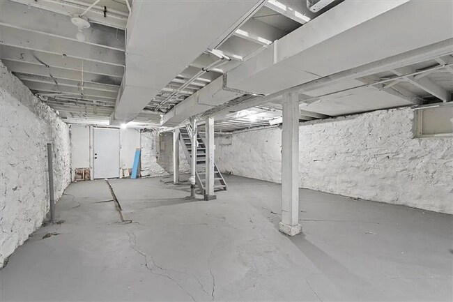 Building Photo - Stunning and Spacious 5BR 2BA Home in Kansas City