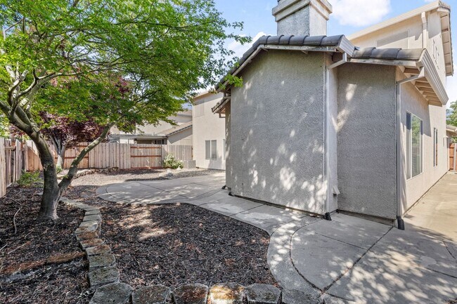 Building Photo - 4 Bedroom Home in the heart of Roseville! ...