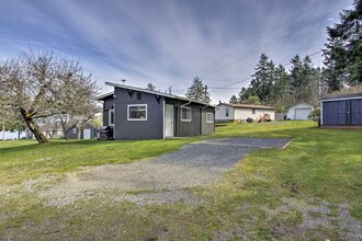 Building Photo - Island Adventure Awaits | Cozy 3BR Waterfront Home