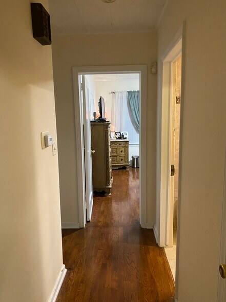 Building Photo - 95 Sycamore Ave