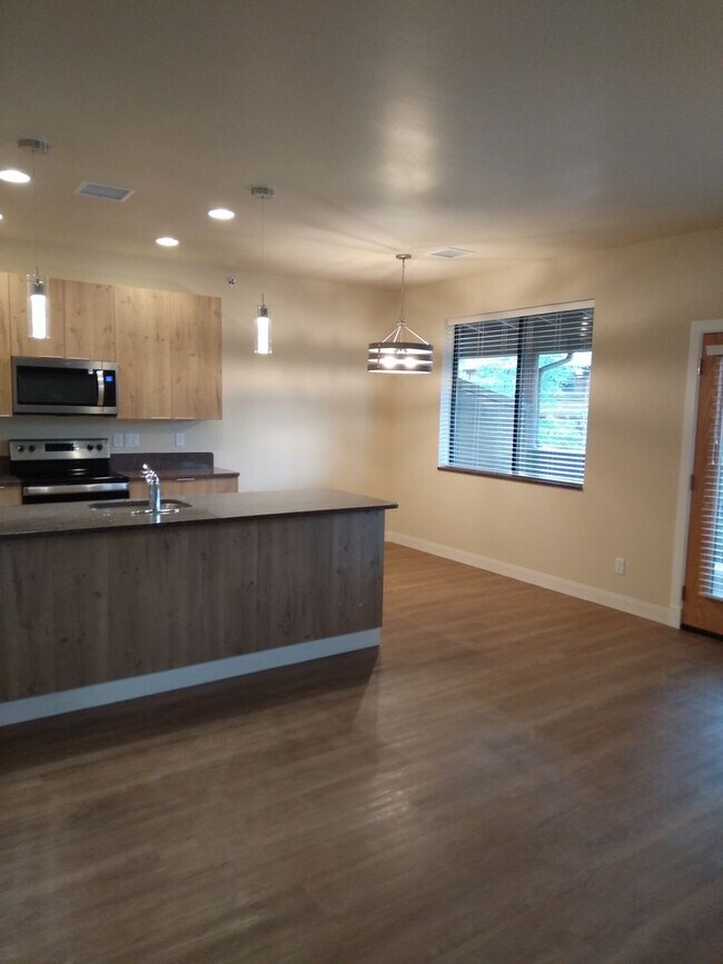 Building Photo - 200 E Malibu Dr
