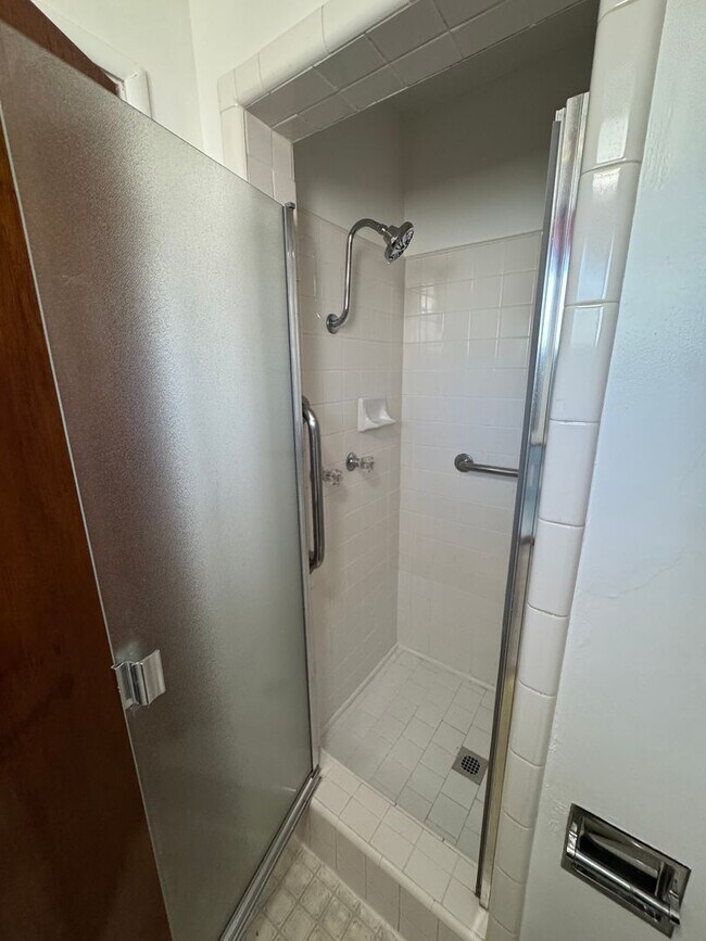 Building Photo - Charming Home Rent Ready !