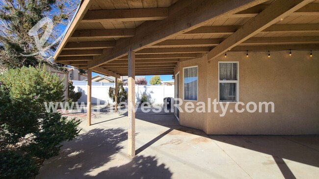 Building Photo - 3 Bedroom 2 Bath Hesperia Home with a bonu...