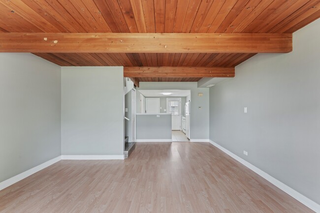 Building Photo - 485 Meadow Green Ln