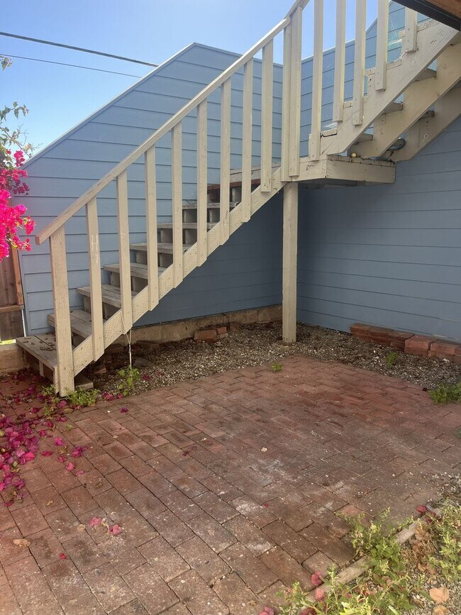 Building Photo - Charming 2 Bed 1.5 Bath Townhome Available...