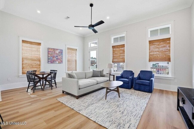 Building Photo - 254 Caillavet St