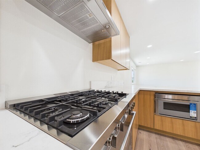 Building Photo - Modern Luxury 3x2 home in the Heart of Vista