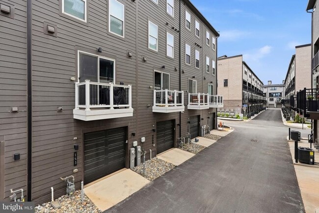 Building Photo - 153 Locke St