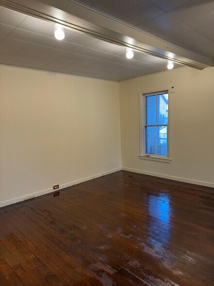 Building Photo - 18 1/2 Mettowee St