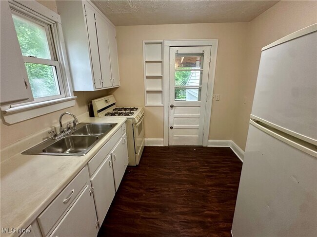 Building Photo - 1248 Pondview Ave