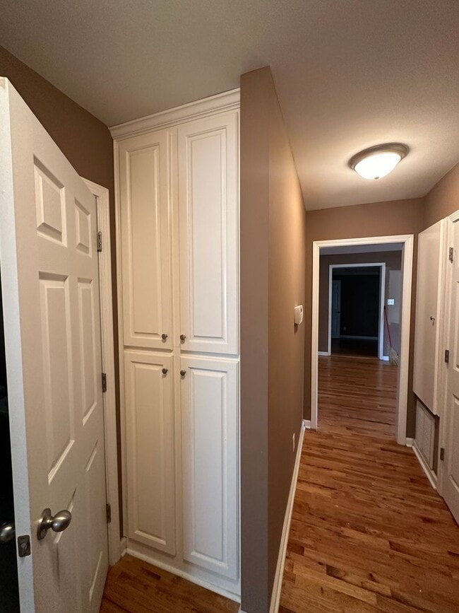 Building Photo - Forest Hills Cutie