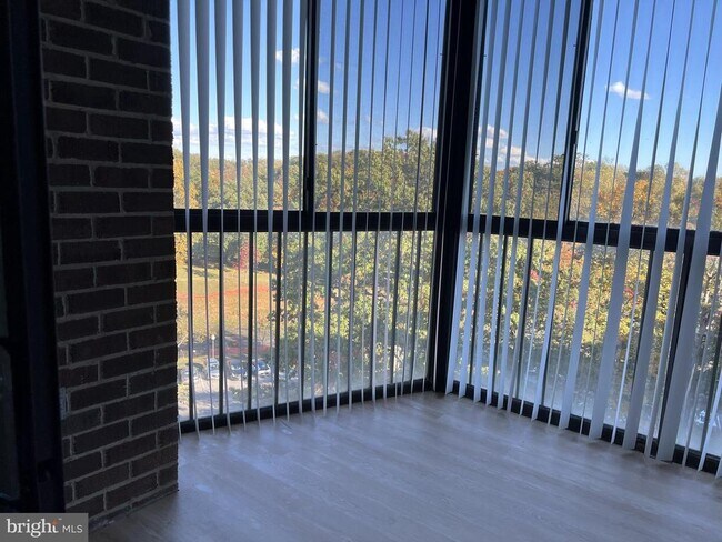 Building Photo - 15101 Interlachen Dr