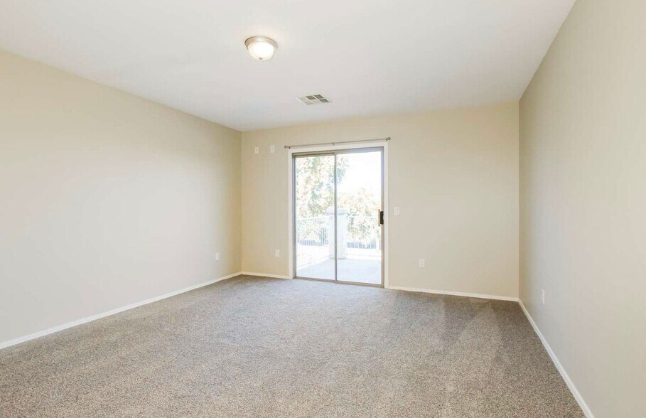 Building Photo - 5622 S 11th Pl