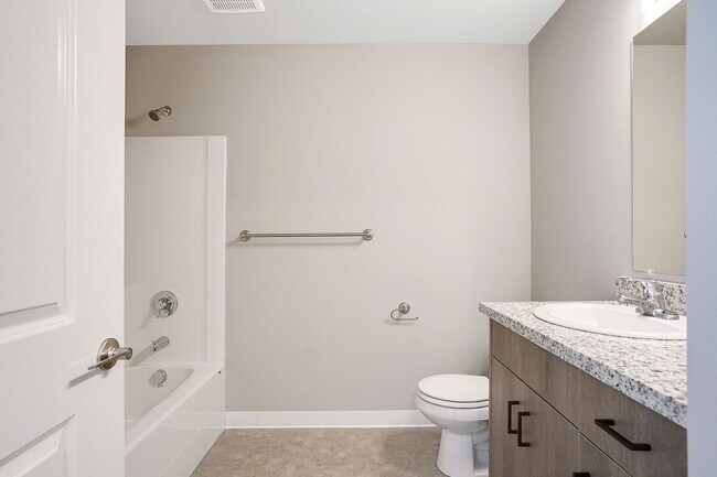 Building Photo - 2Bd/2Ba Upper Level Apartment - Available Now!