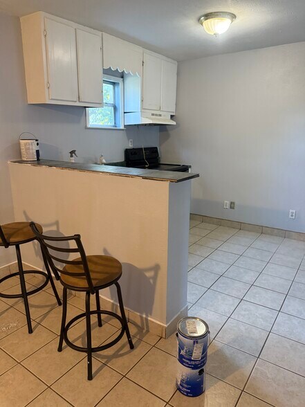 Building Photo - 923 Epenard St