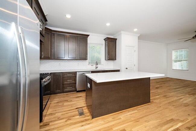 Building Photo - 1755 Crest Rd