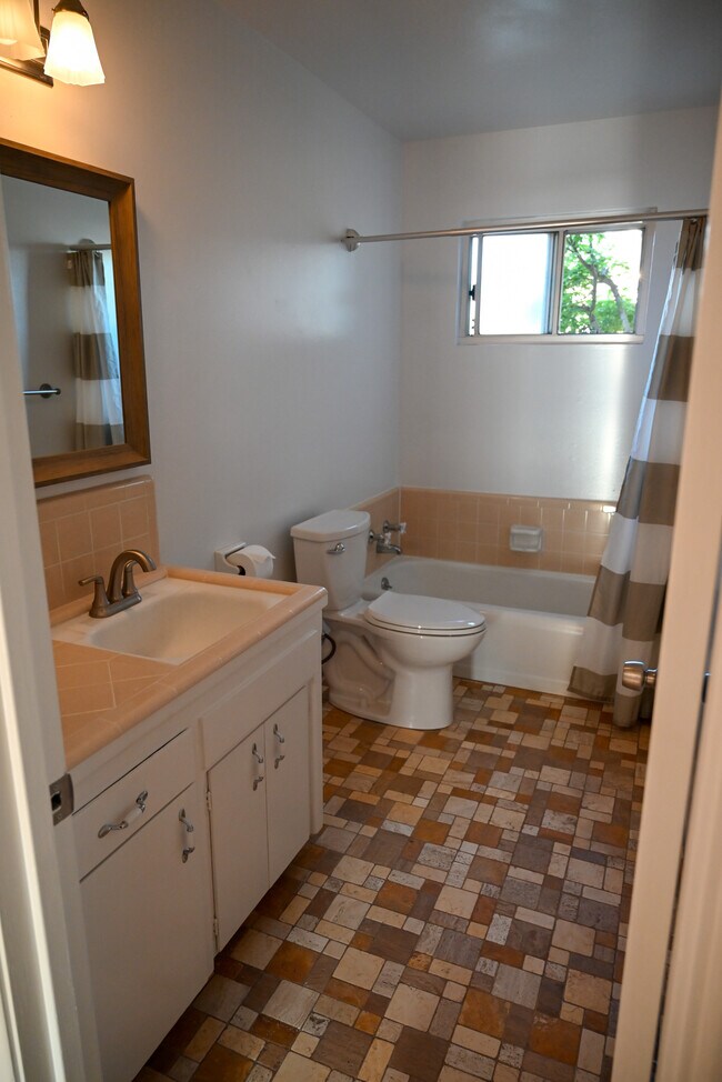 Front Bath - 881 W Rialto Ave