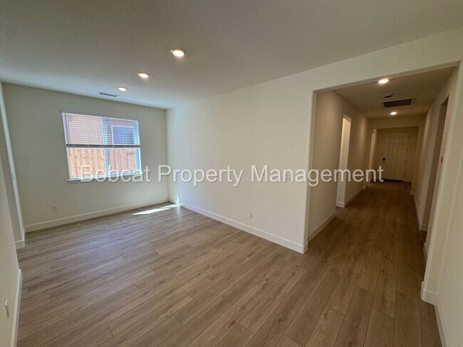 Building Photo - 837 Bravestone Ave