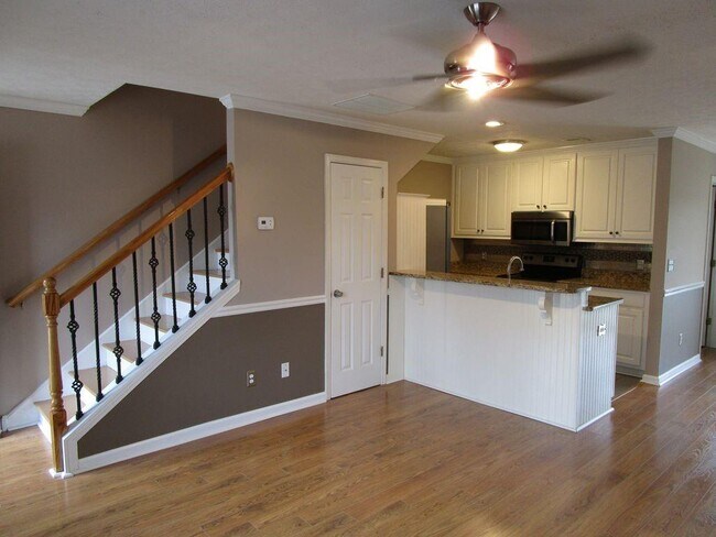 Building Photo - 2828 Florence Dr