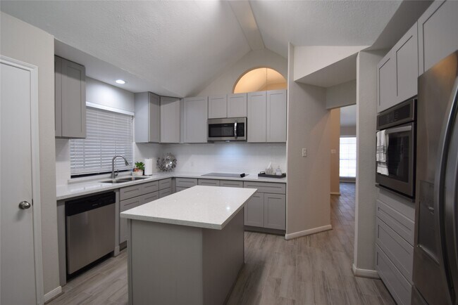 Building Photo - 22922 Glenover Dr
