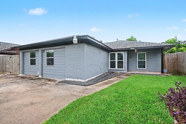 Building Photo - 4514 36th St E