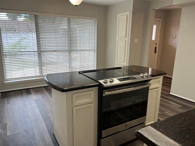 Building Photo - 1722 Sullins Way