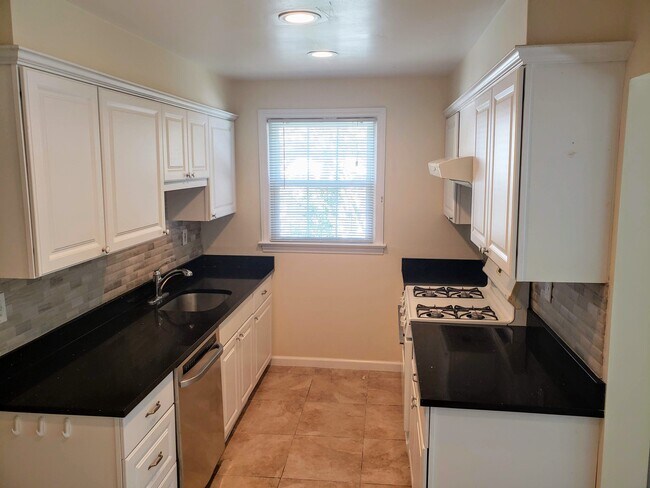 GRANITE EAT IN KITCHEN - 27 Avondale Rd