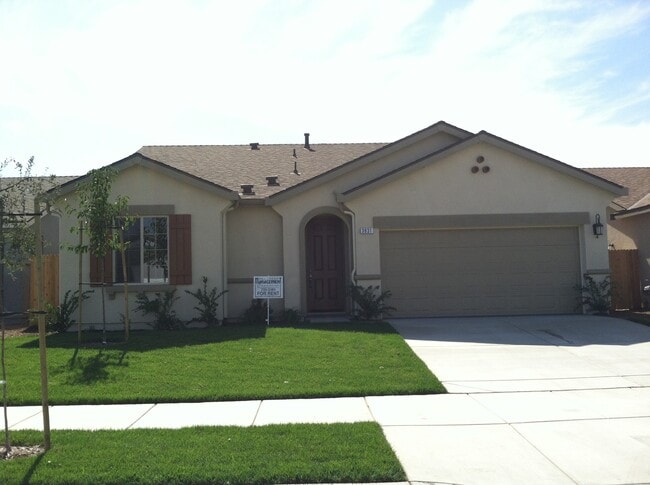 Primary Photo - 3 bedroom 2 bath home in South East Visali...