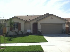 Building Photo - 3 bedroom 2 bath home in South East Visali...