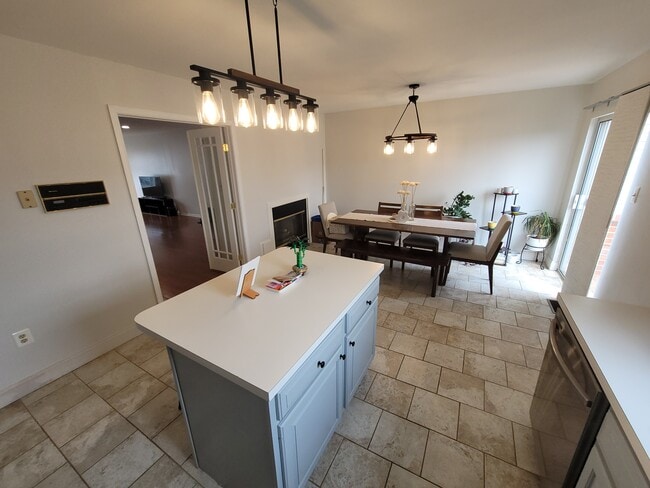 Building Photo - 2104 Harrison Ct