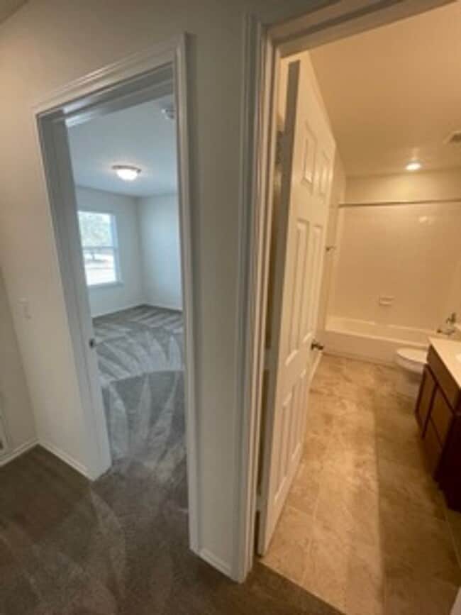 Building Photo - 813 Sandhill Branch Dr