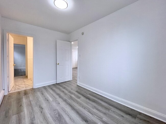 Building Photo - 389 Monmouth St