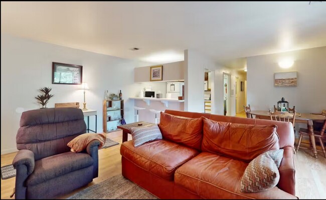 Building Photo - 220 Elm St