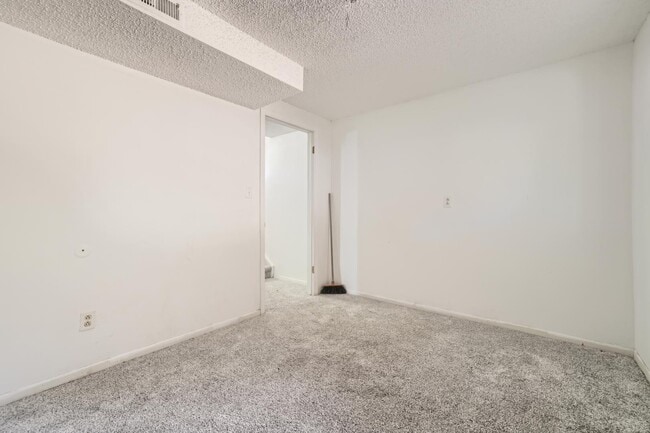 Building Photo - 6975 Metropolitan St