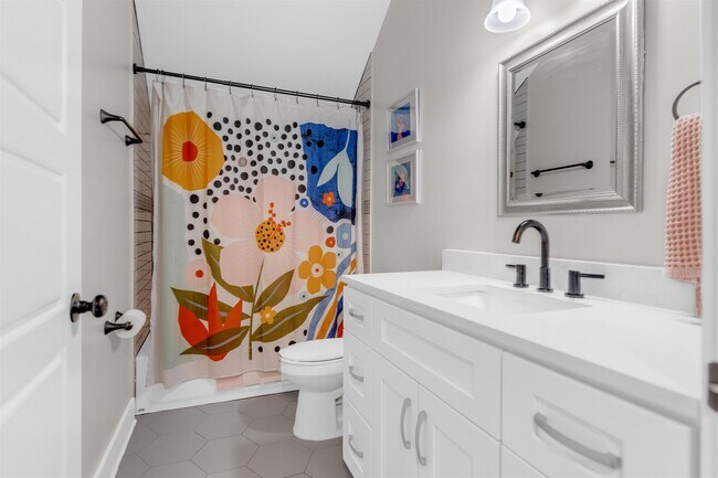 Building Photo - 185 Alexander St