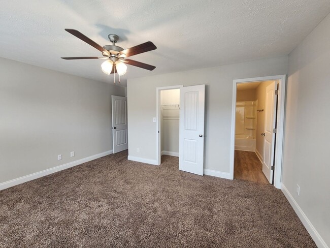Building Photo - 3 Bedroom 3 Bath End Unit Townhome