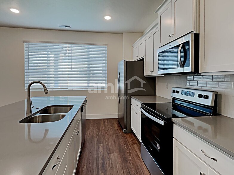 Building Photo - 9472 W Chino St