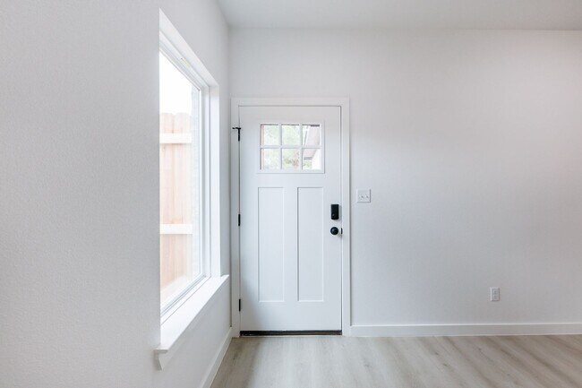 Building Photo - 1704 Elkhart Ave