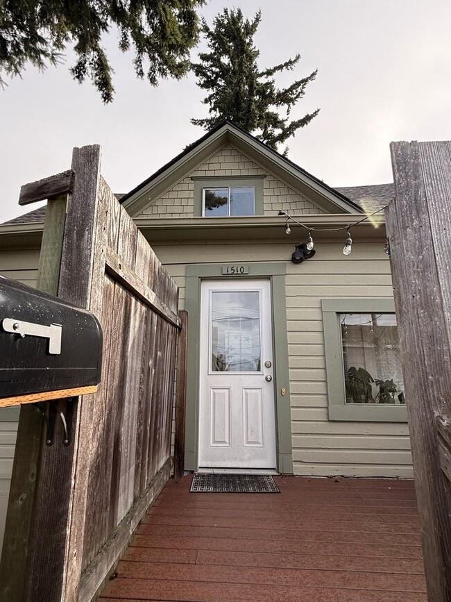 Building Photo - PRELEASING: 4 bdrm/1bath Sunny York Neighborhood home!