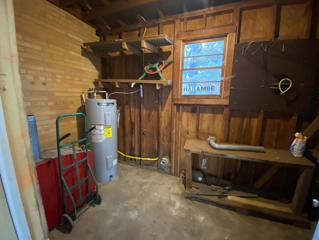 Building Photo - Freshly renovated 4 bedroom 2 bathroom hou...