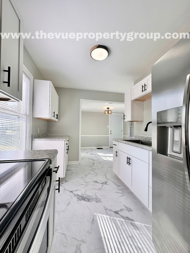 Building Photo - MOVE IN SPECIAL! Move in this November and...