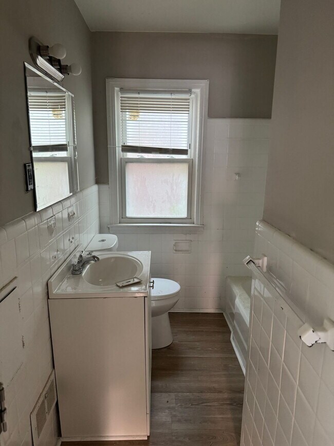 Building Photo - Comfortable 3-Bedroom Rental on Elmdale Street