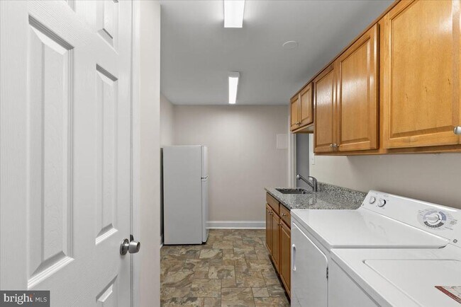 Building Photo - 9472 Lapstrake Ln