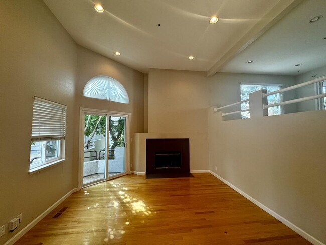 Building Photo - 109 E Court Ln
